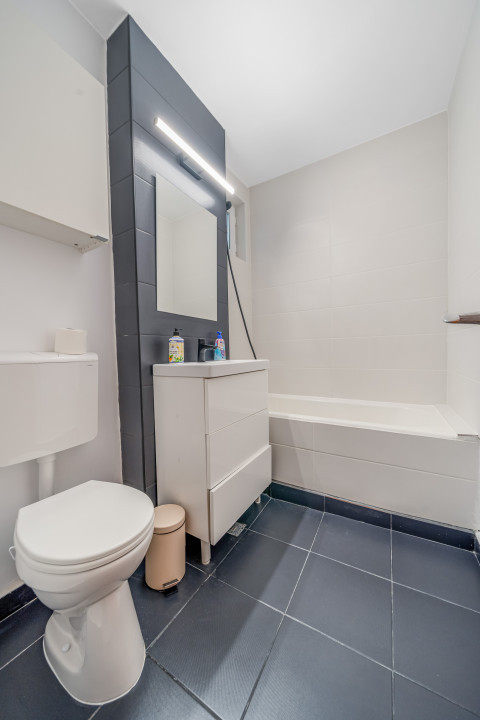 Decomandat,bloc reabilitat,4/4,5min metrou Dristor, baie noua,Prima inchiriere