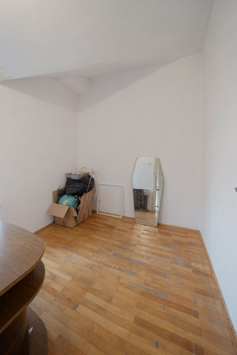 Etaj 1/Vila*120 mp utili+80 mp spatii comune*PRO TV*