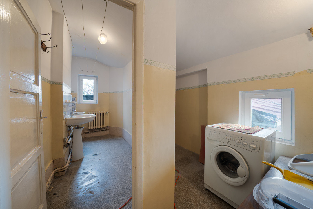 Etaj 1/Vila*120 mp utili+80 mp spatii comune*PRO TV*