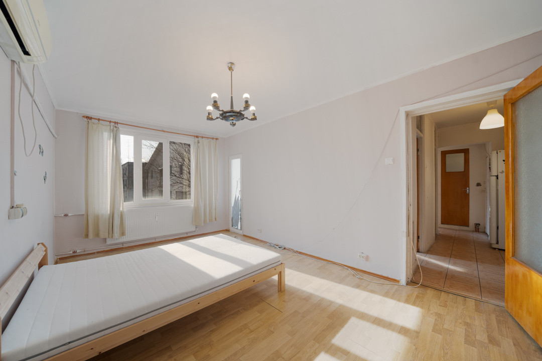 Decomandat* bloc 1980*etaj 3/8* 7 minute metrou* Str. Azurului