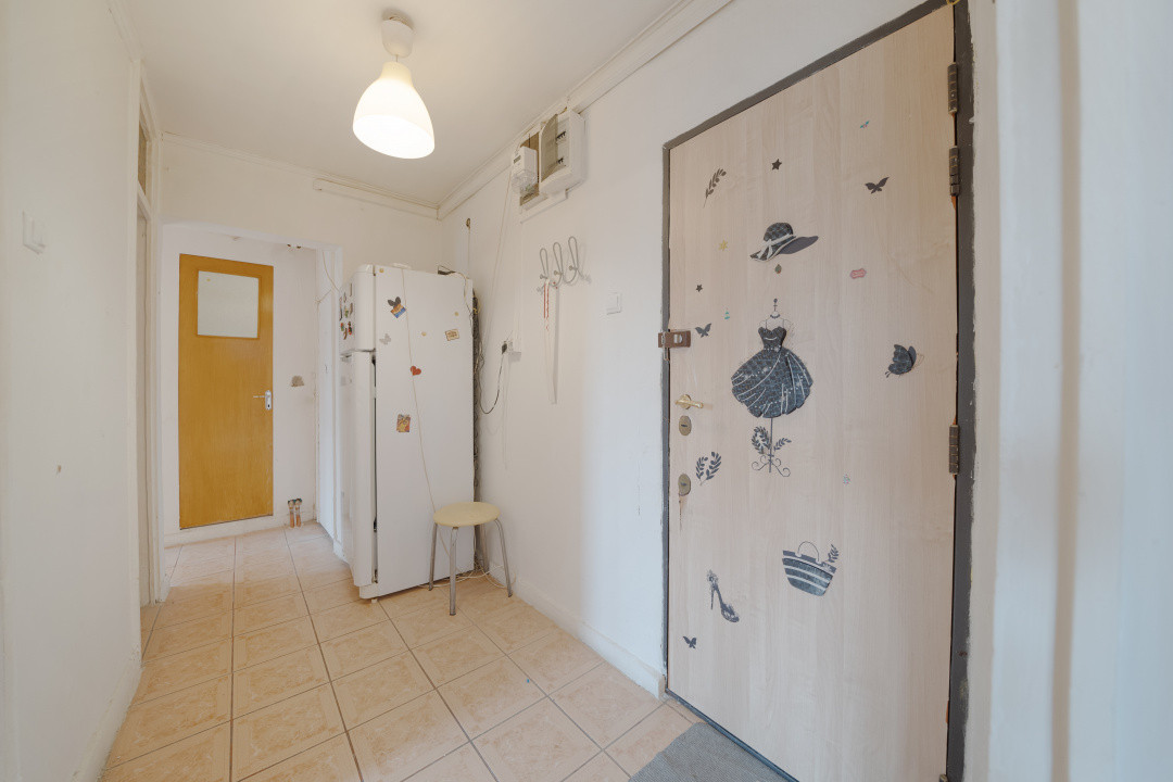 Decomandat* bloc 1980*etaj 3/8* 7 minute metrou* Str. Azurului