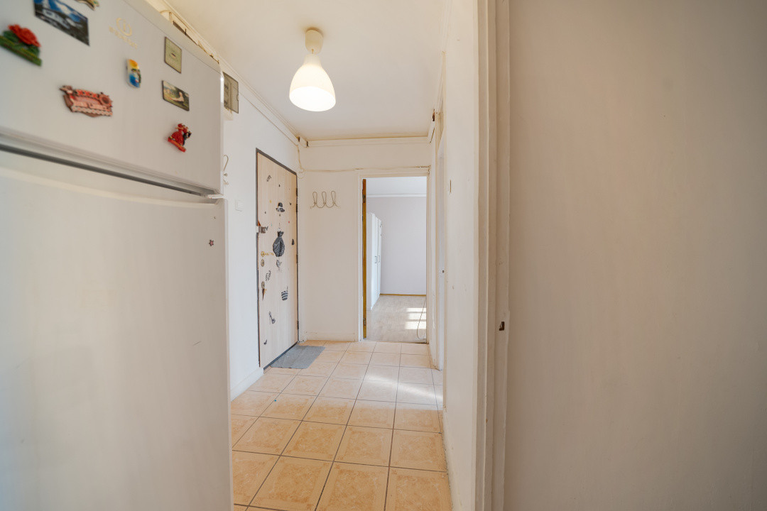 Decomandat* bloc 1980*etaj 3/8* 7 minute metrou* Str. Azurului