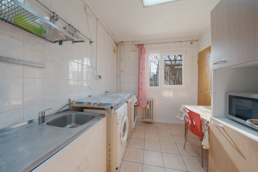 Decomandat* bloc 1980*etaj 3/8* 7 minute metrou* Str. Azurului