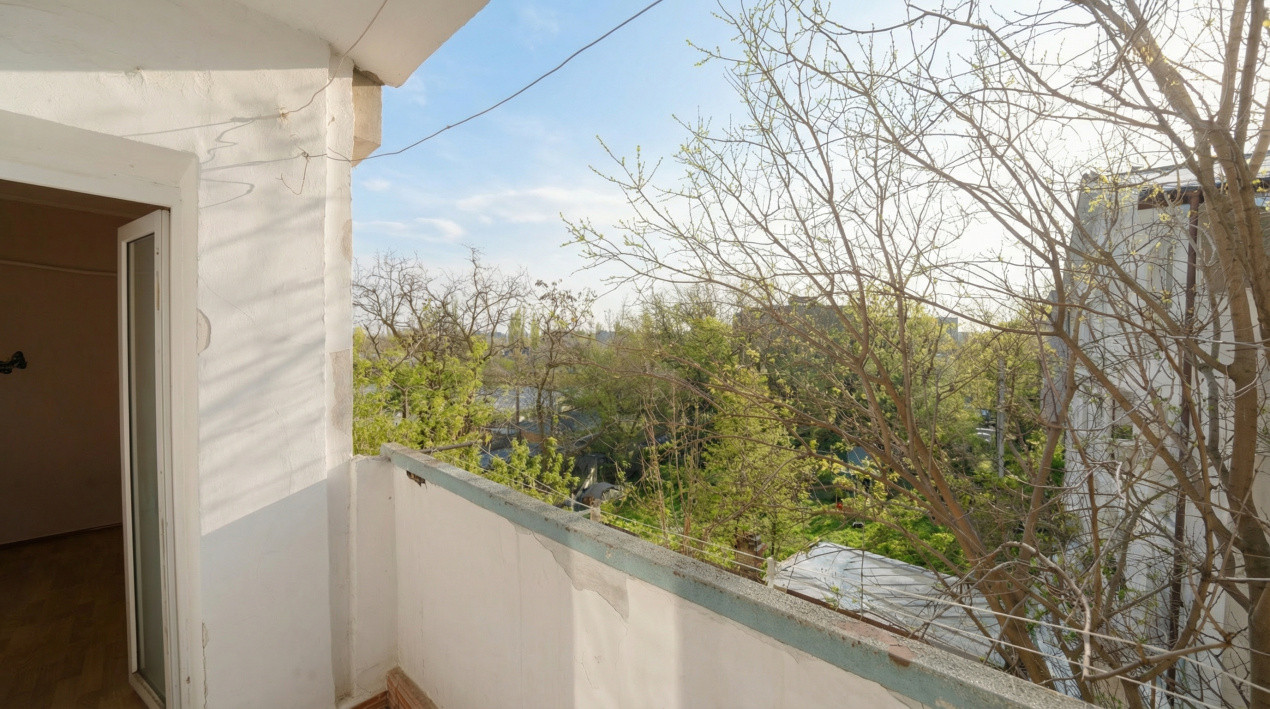 Decomandat* bloc 1980*etaj 3/8* 7 minute metrou* Str. Azurului