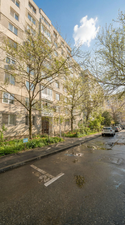 Decomandat* bloc 1980*etaj 3/8* 7 minute metrou* Str. Azurului