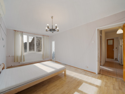 Decomandat* bloc 1980*etaj 3/8* 7 minute metrou* Str. Azurului